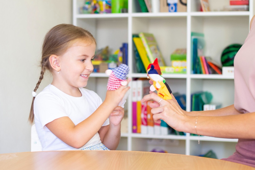 developmental-speech-therapy-classes-with-child-girl-speech-therapy-exercises-finger-theater-games