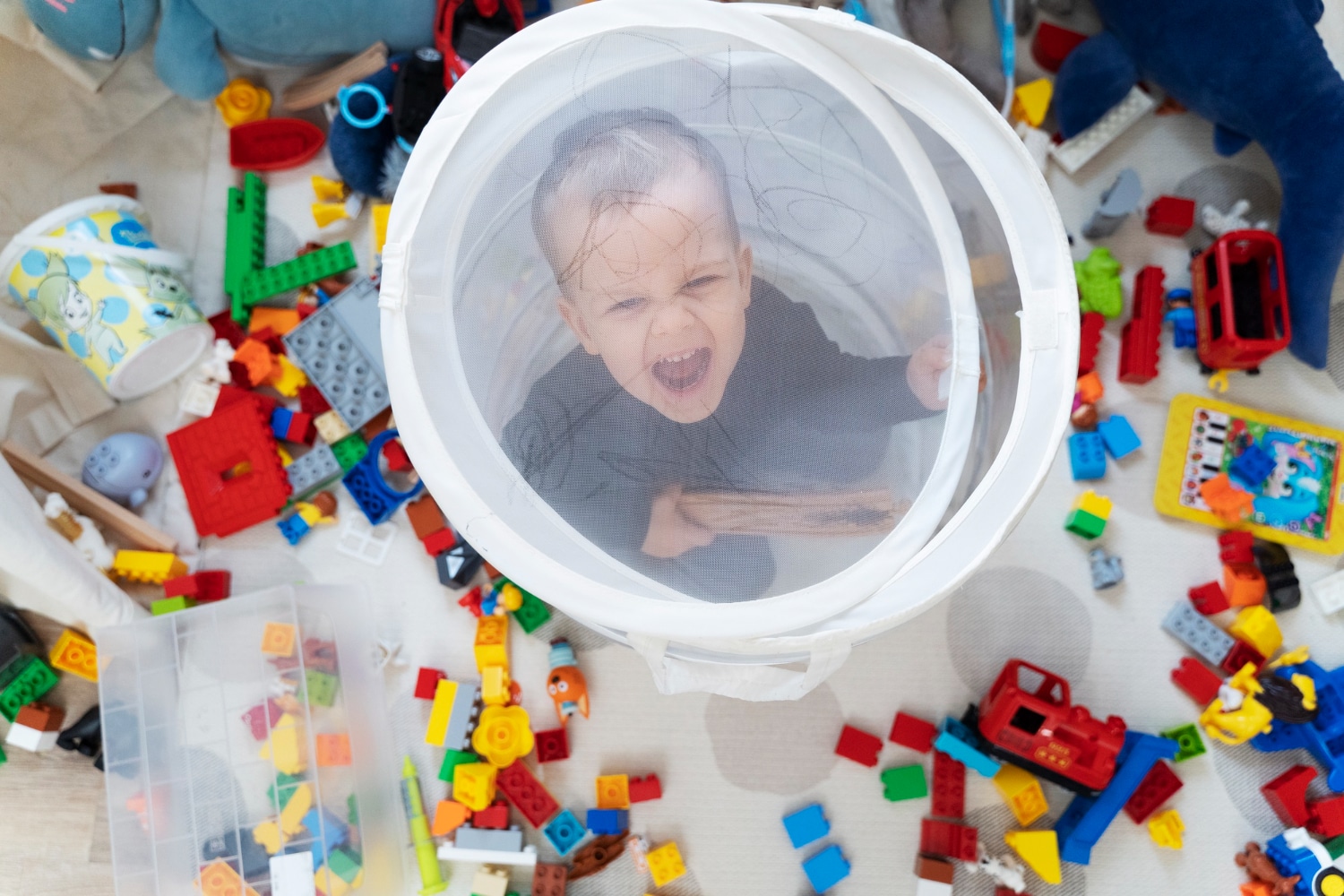 full-shot-kid-playing-living-room